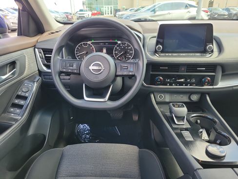 Used 2023 Nissan Rogue SV image 10