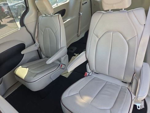 Used 2020 Chrysler Pacifica Limited image 4