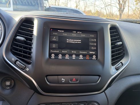 Certified 2020 Jeep Cherokee Latitude Plus w/ Cold Weather Group image 19