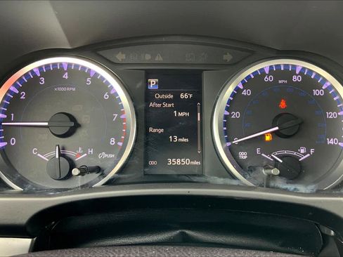 Used 2018 Toyota Highlander LE image 25