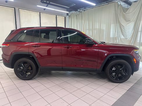 Used 2024 Jeep Grand Cherokee Altitude AWD/4WD image 3