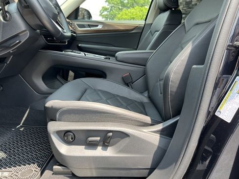 Used 2025 Volkswagen Atlas SE image 25