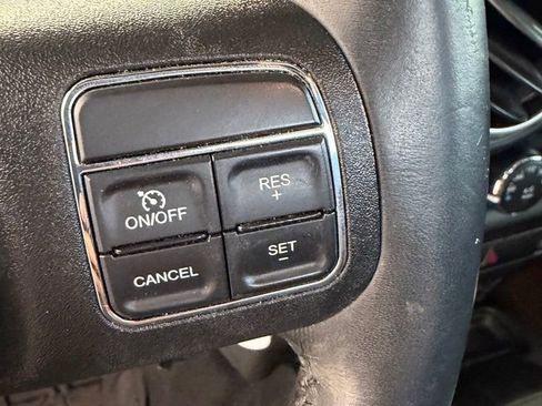 Used 2018 Jeep Wrangler Sahara w/ Connectivity Group AWD/4WD image 18