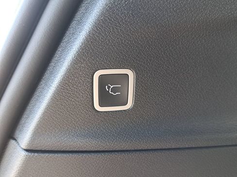 Used 2023 Chrysler Pacifica Touring FWD image 16