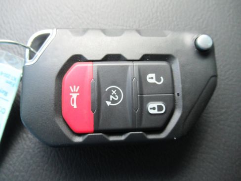 Used 2025 Jeep Wrangler Unlimited Sahara w/ Technology Group AWD/4WD image 30