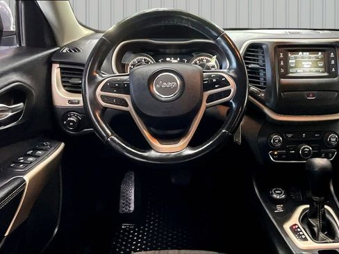 Used 2018 Jeep Cherokee Latitude w/ Altitude Package AWD/4WD image 8
