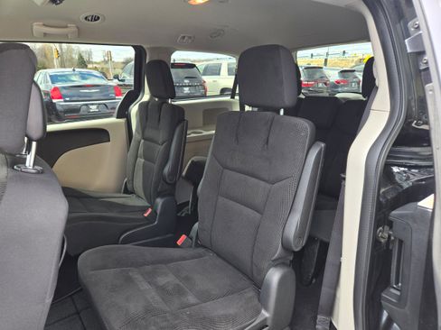 Used 2017 Dodge Grand Caravan SE image 9
