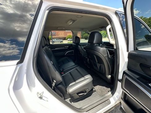 Used 2024 Kia Telluride LX FWD image 17
