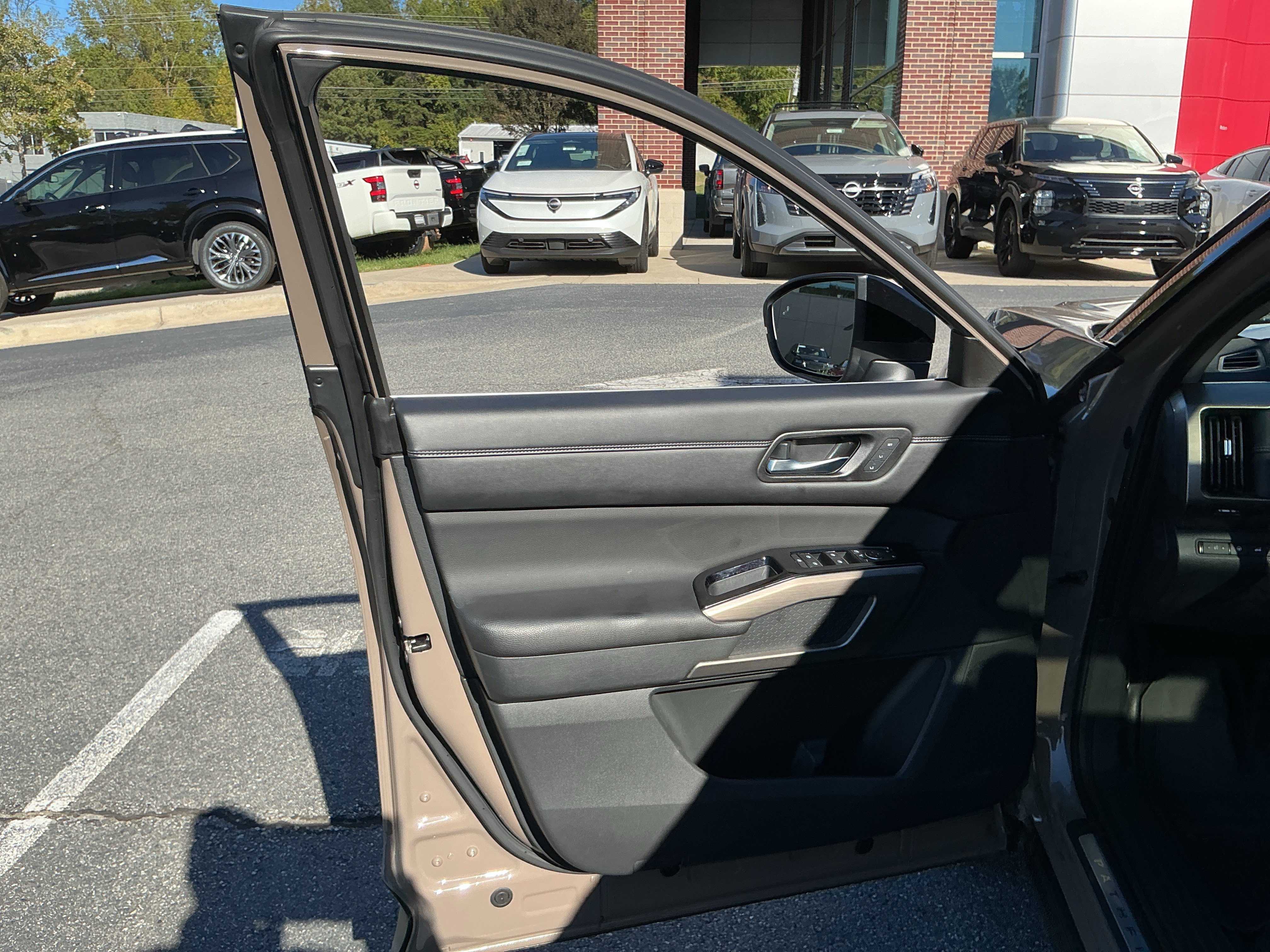 Certified 2023 Nissan Pathfinder Platinum AWD/4WD image 11
