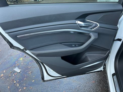 Used 2020 Audi e-tron Premium Plus image 36