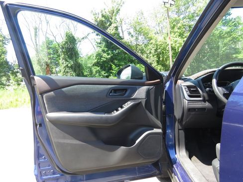 Used 2023 Nissan Rogue S AWD/4WD image 9