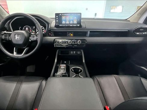 Used 2025 Honda Pilot Touring image 8