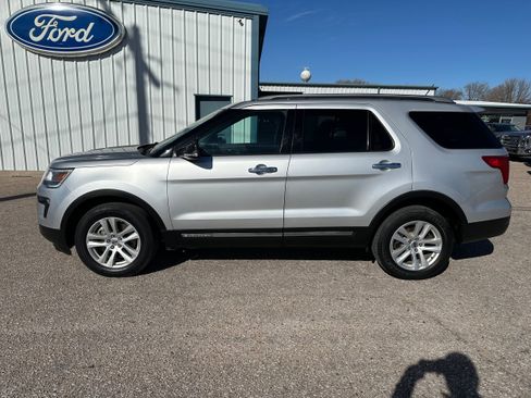 Used 2018 Ford Explorer XLT w/ Equipment Group 202A image 3