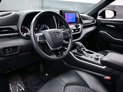 Used 2024 Toyota Highlander XSE AWD/4WD image 14