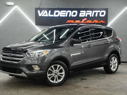 Used 2017 Ford Escape SE FWD image 1