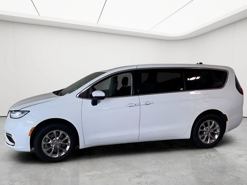 Used 2023 Chrysler Pacifica Touring-L AWD/4WD image 9