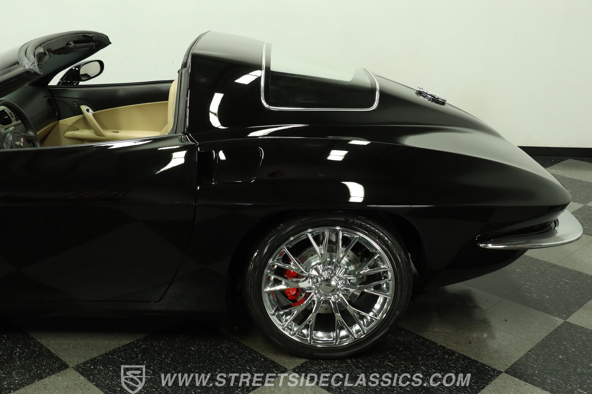 Used 2005 Chevrolet Corvette Coupe w/ Preferred Equipment Group RWD image 24