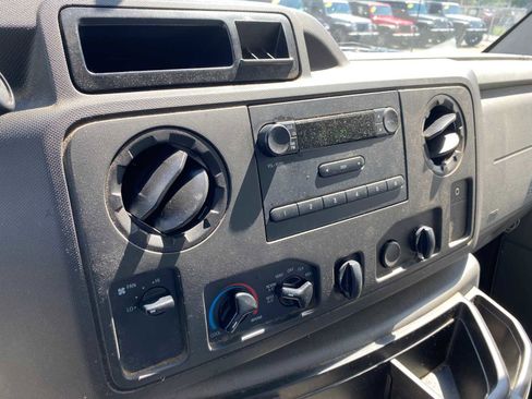 Used 2017 Ford E-450 and Econoline 450 Super Duty image 5