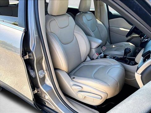 Used 2019 Jeep Cherokee Latitude w/ Popular Appearance Group FWD image 9