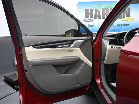 Used 2022 Cadillac XT6 Premium Luxury w/ Technology Package FWD image 9