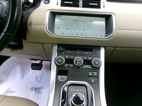 Used 2017 Land Rover Range Rover Evoque SE image 14