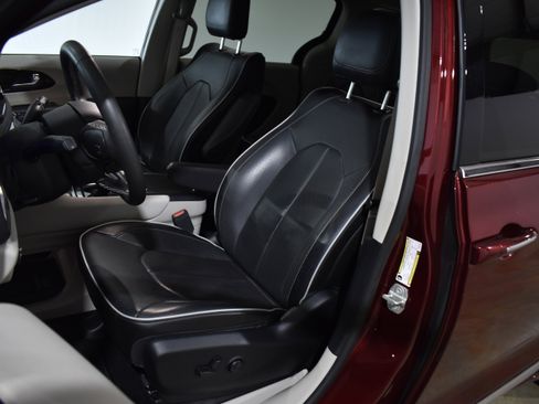 Used 2023 Chrysler Pacifica Limited w/ Trailer Tow Group image 14