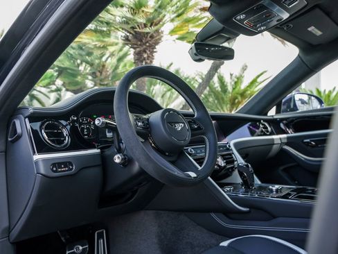 Used 2025 Bentley Flying Spur Plug-In Hybrid AWD/4WD image 10