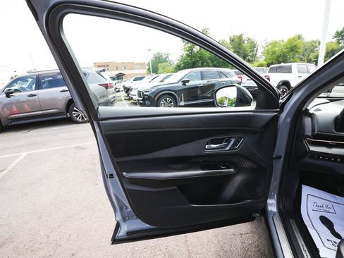 Used 2023 Nissan Ariya AWD image 11
