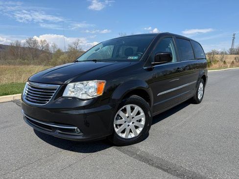 Used 2015 Chrysler Town & Country Touring image 1