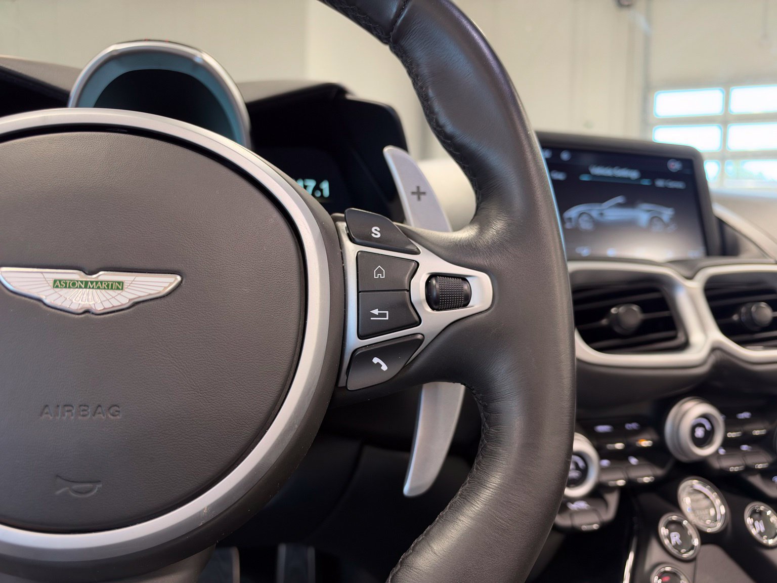 Used 2021 Aston Martin V8 Vantage Roadster RWD image 27