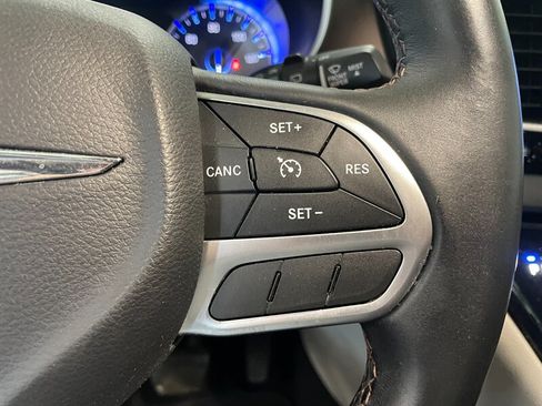Used 2017 Chrysler Pacifica Touring-L w/ Tire & Wheel Group FWD image 12