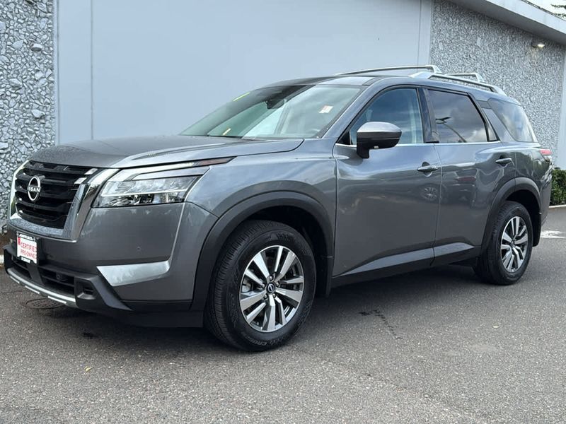 Certified 2024 Nissan Pathfinder SL image 1