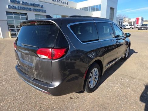 Used 2017 Chrysler Pacifica Touring-L image 5
