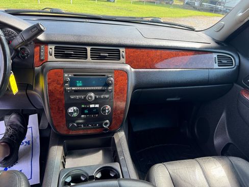 Used 2014 Chevrolet Suburban LT w/ Luxury Package RWD image 38