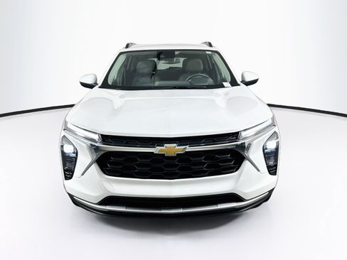 Used 2025 Chevrolet Trax LT w/ LT Convenience Package FWD image 2