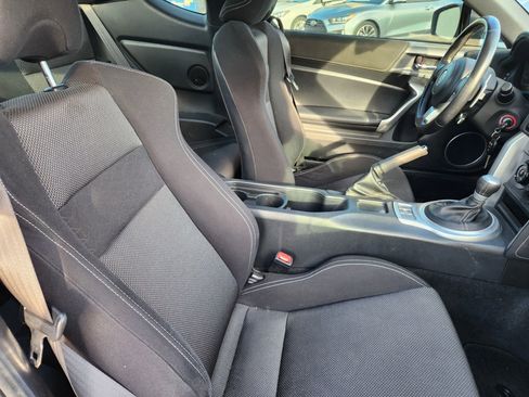 Used 2017 Toyota 86 RWD image 11