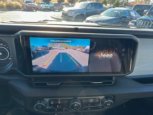 Used 2024 Jeep Gladiator Sport image 35