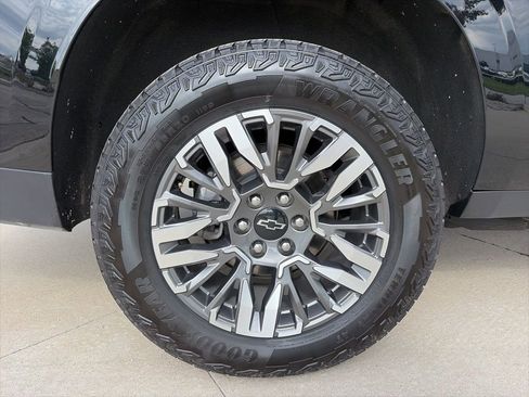 Used 2025 Chevrolet Suburban Z71 AWD/4WD image 21