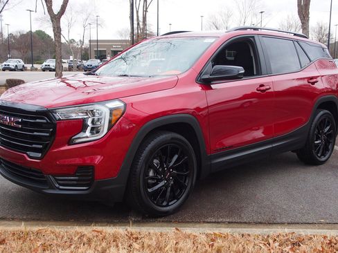 Used 2023 GMC Terrain SLE w/ Driver Convenience Package image 3