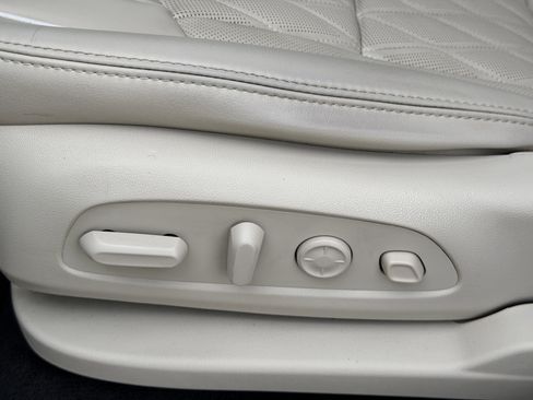 Used 2024 Buick Enclave Avenir w/ Avenir Technology Package image 20