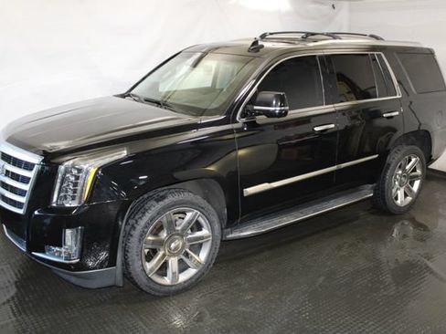 Used 2019 Cadillac Escalade Luxury AWD/4WD image 2