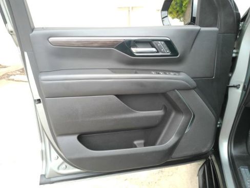 Used 2025 Chevrolet Tahoe LT RWD image 13