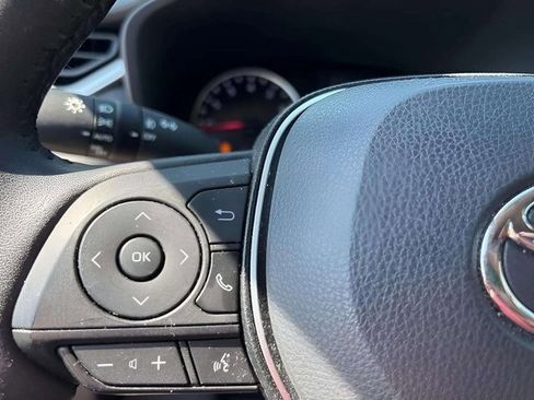 Used 2022 Toyota RAV4 XLE Premium image 11