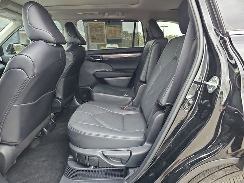 Used 2024 Toyota Highlander Platinum image 19