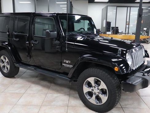 Used 2016 Jeep Wrangler Unlimited Sahara w/ Connectivity Group AWD/4WD image 7