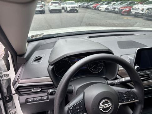 Used 2025 Nissan Altima 2.5 SV FWD image 29