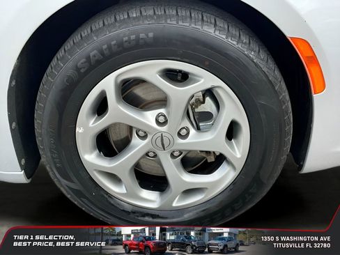 Used 2024 Chrysler Pacifica Limited FWD image 35