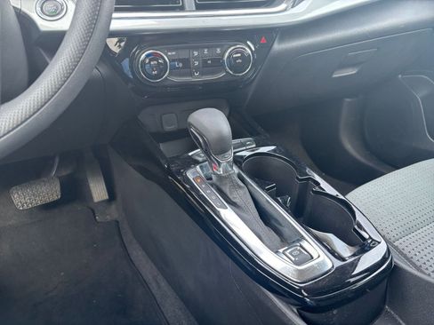 Used 2025 Chevrolet Trax LT image 40