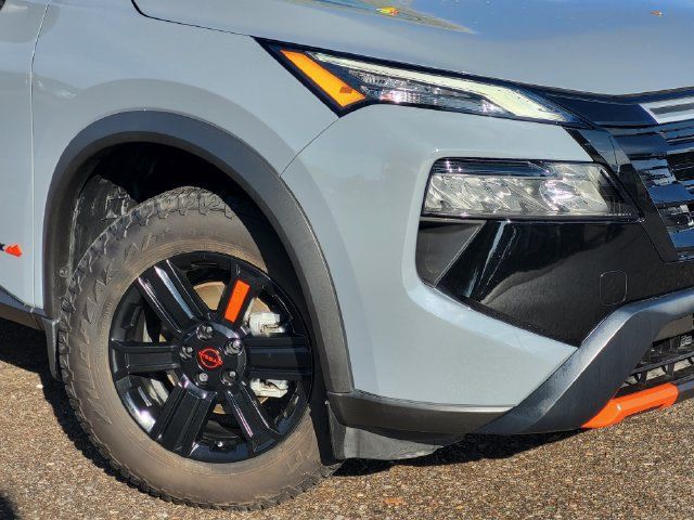Used 2025 Nissan Rogue SV AWD/4WD image 2