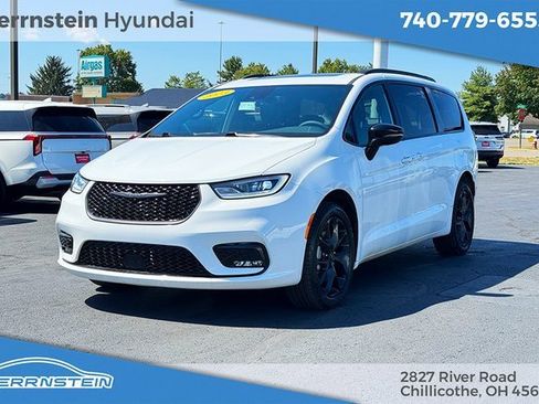 Used 2023 Chrysler Pacifica Limited w/ S Appearance Package image 3